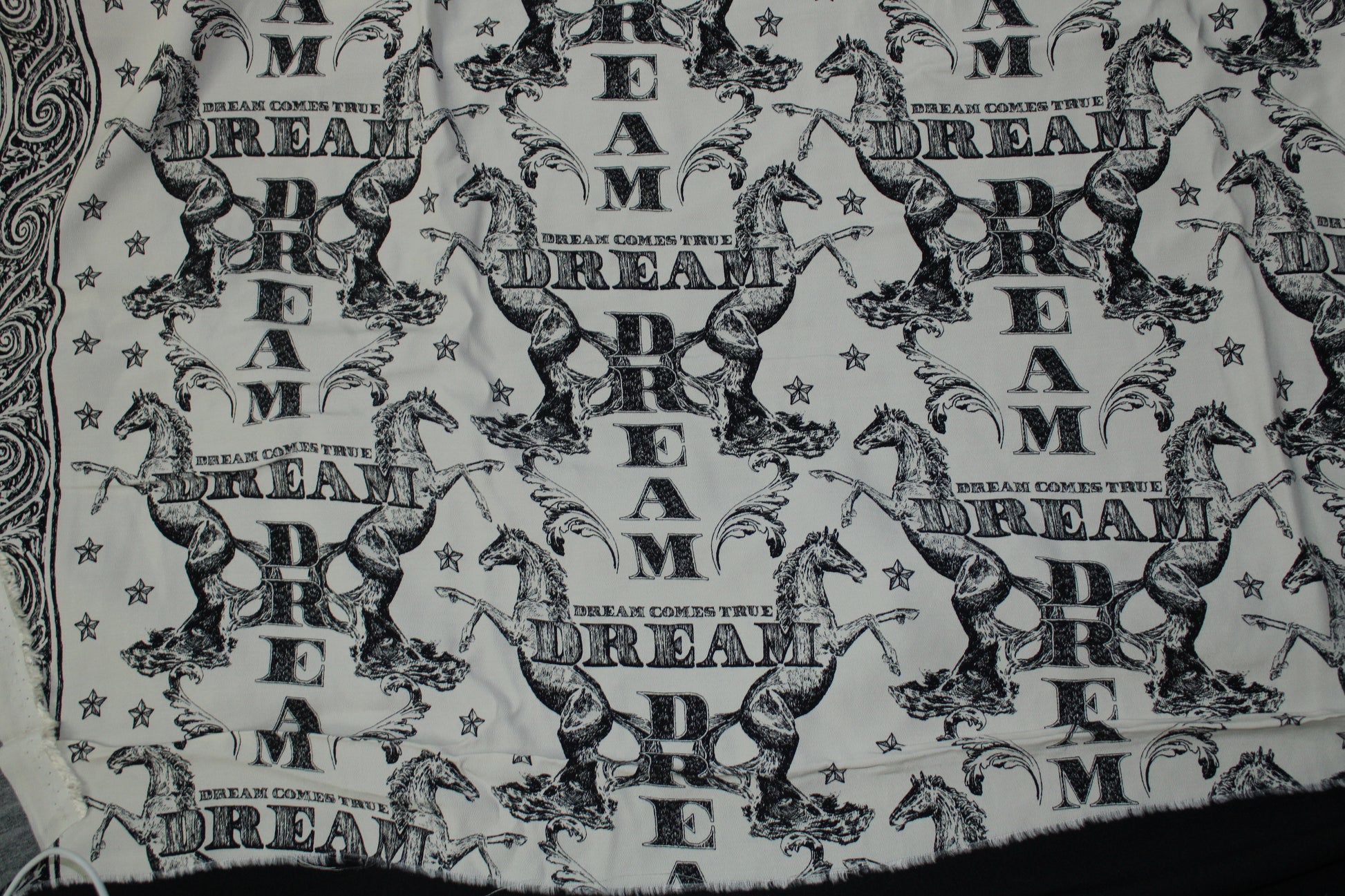Coupon de 2,8 mètres - crêpe viscose - imprimé dreams come true - photo 4/4 | So Tissus