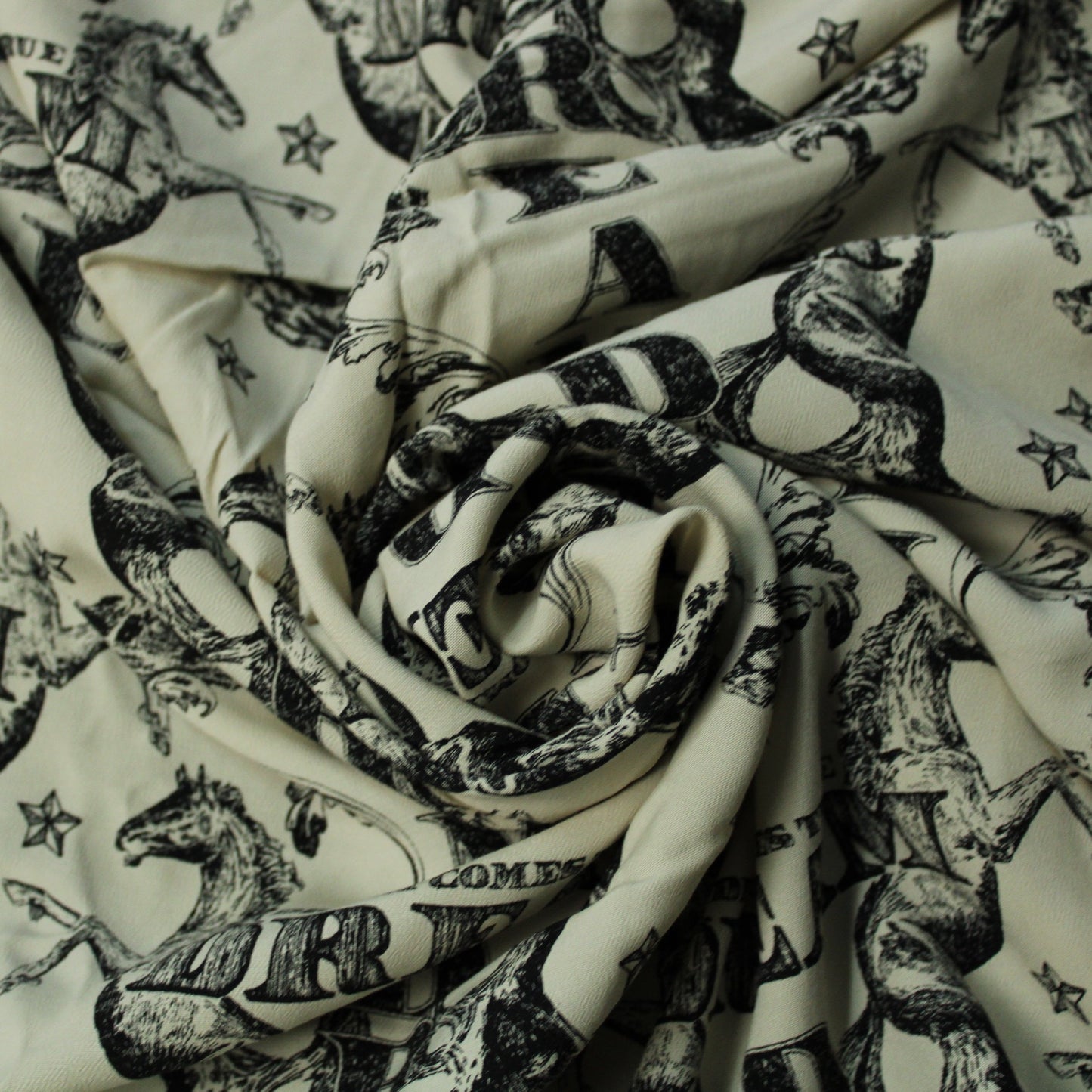Coupon de 2,8 mètres - crêpe viscose - imprimé dreams come true - photo 1/4 | So Tissus