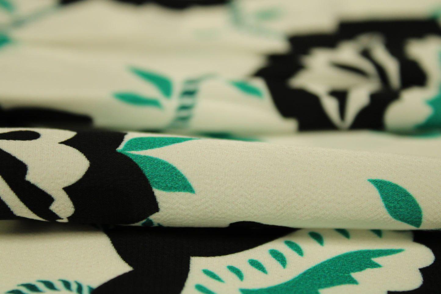 Coupon de 1 mètres - crêpe de chine 100% viscose - imprimé fleurs abstraites - photo 2/4 | So Tissus