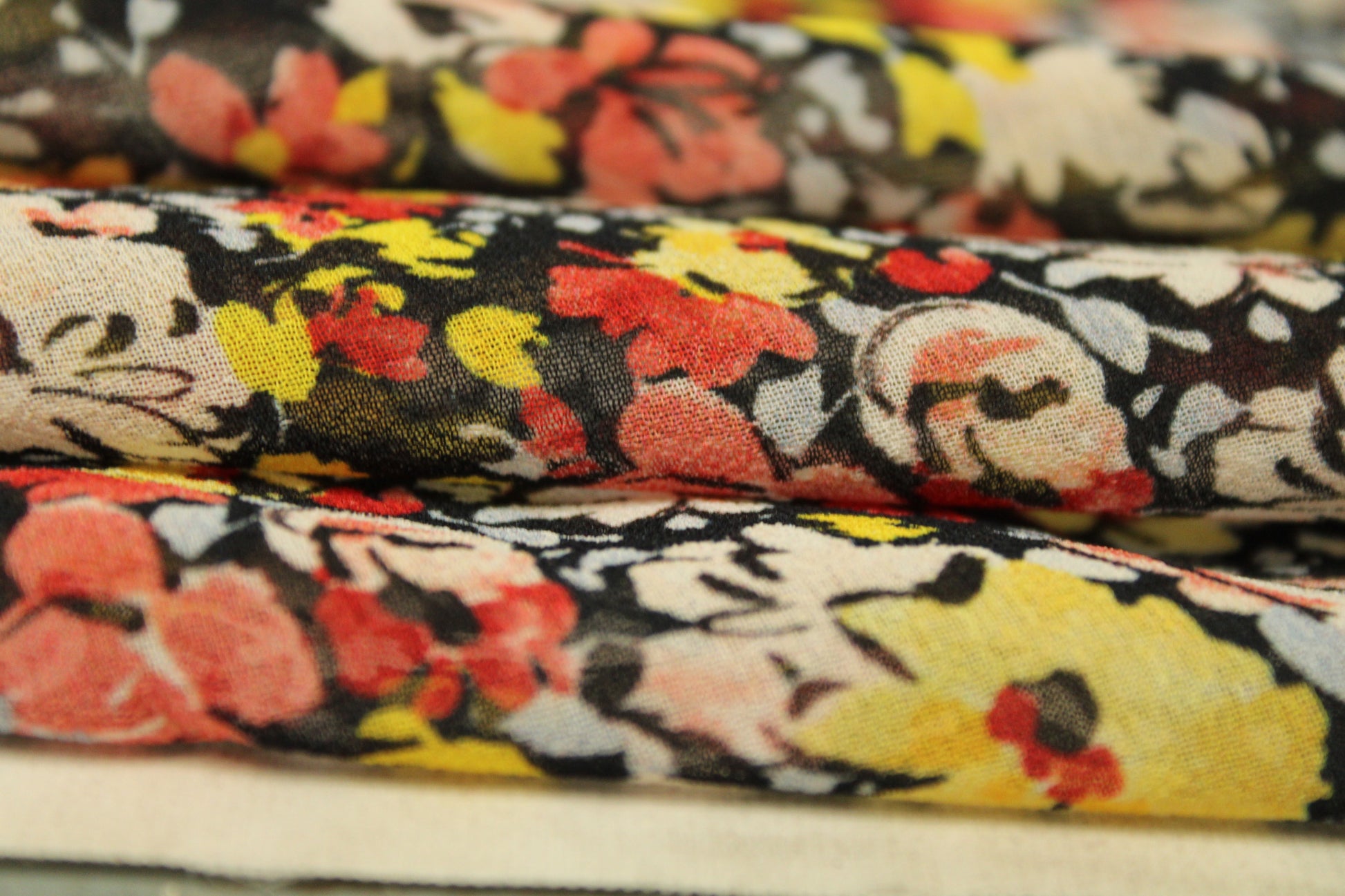 Coupon de 2 mètres - crêpe georgette polyester - imprimé fleuri - photo 2/4 | So Tissus