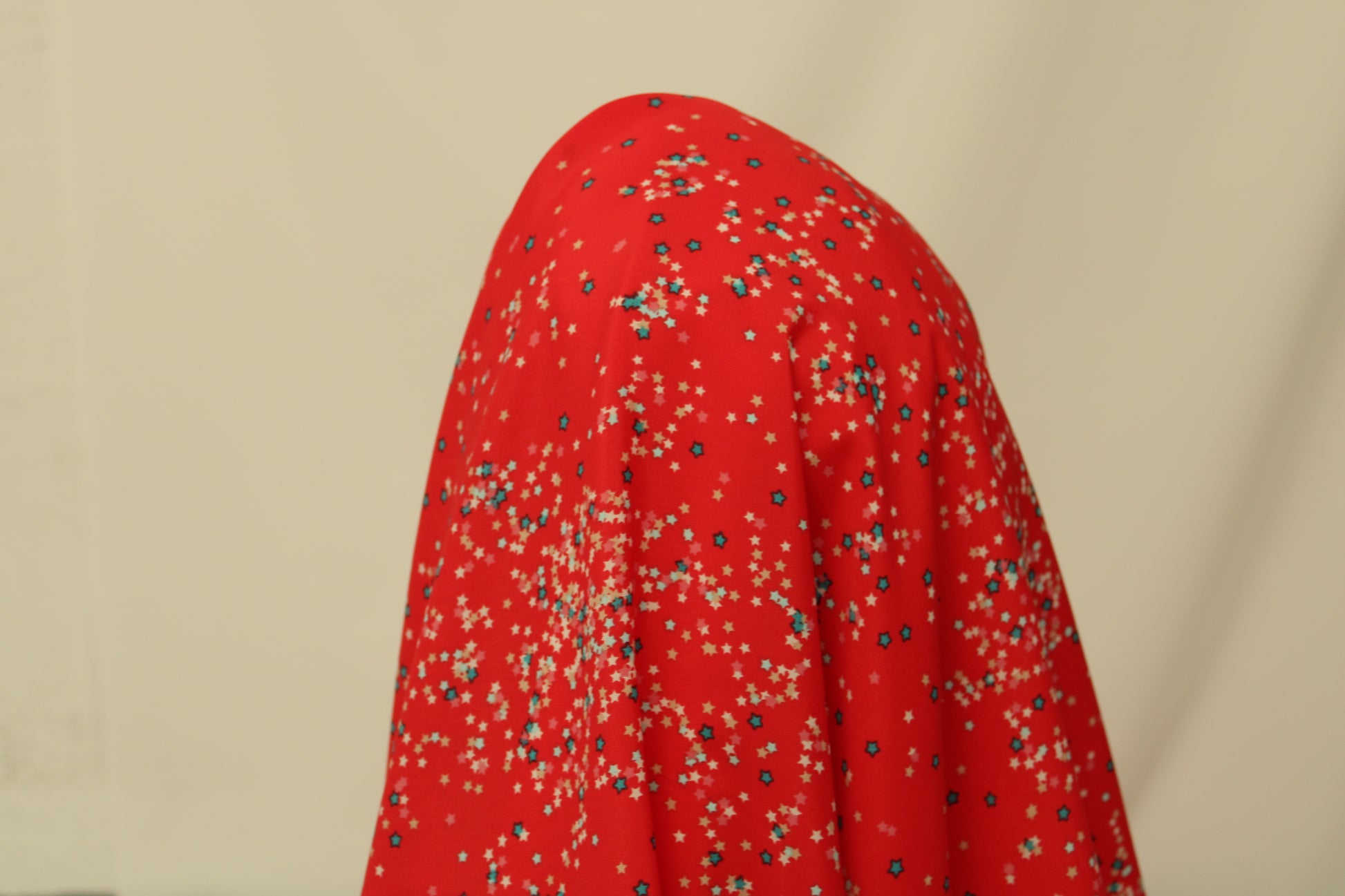 Coupon de 1,9 mètre - crêpe de chine polyester - imprimé petites étoiles - photo 3/4 | So Tissus