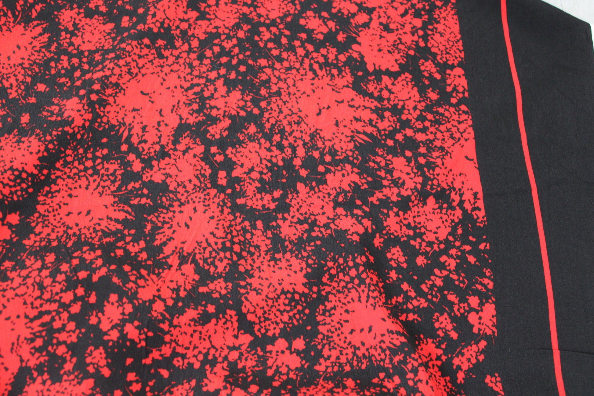 Coupon de 2,3 mètres - crêpe viscose - imprimé tacheté - photo 4/5 | So Tissus