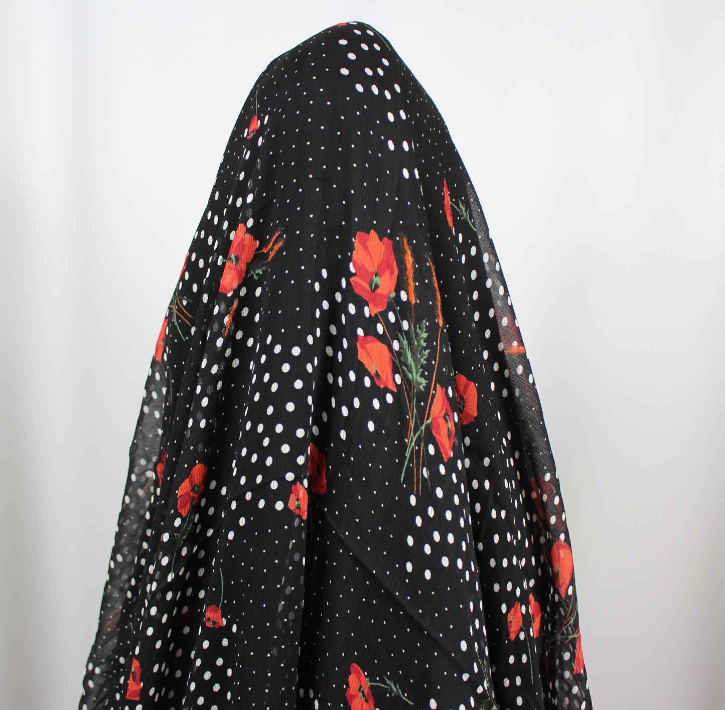 Tissus haute couture. Tissus au mètre pas cher. Tissus pas cher. Acheter tissus au mètre. Tissus français. Tissus de grandes maisons. Tissus haut de gamme. Tissus pour collection. Tissus pour createur. Jeune createur. Laine. Soie. Coton. Lin.