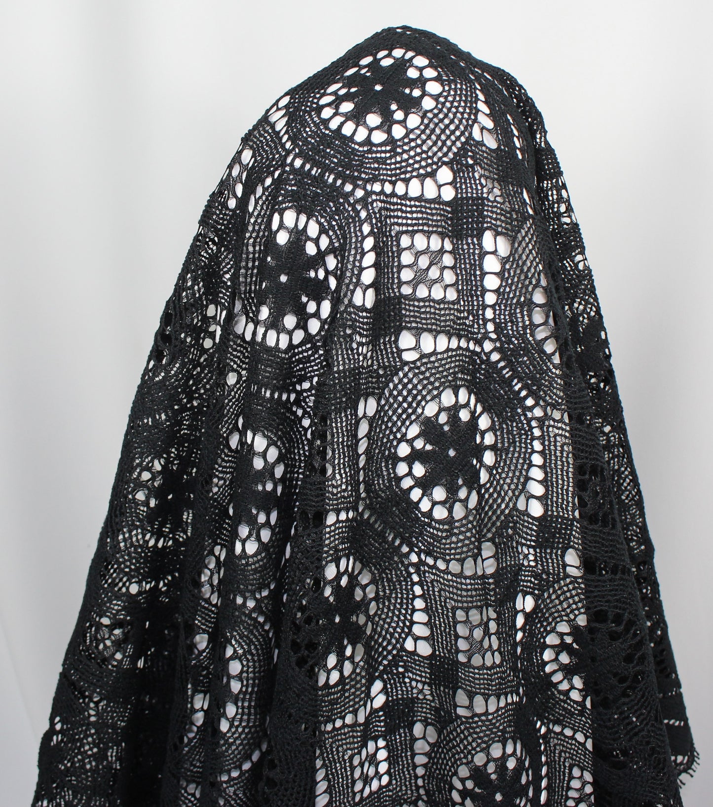Tissus haute couture. Tissus au mètre pas cher. Tissus pas cher. Acheter tissus au mètre. Tissus français. Tissus de grandes maisons. Tissus haut de gamme. Tissus pour collection. Tissus pour createur. Jeune createur. Laine. Soie. Coton. Lin.
