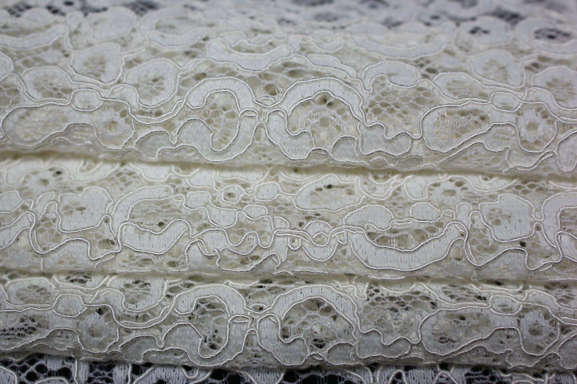 Tissus haute couture. Tissus au mètre pas cher. Tissus pas cher. Acheter tissus au mètre. Tissus français. Tissus de grandes maisons. Tissus haut de gamme. Tissus pour collection. Tissus pour createur. Jeune createur. Laine. Soie. Coton. Lin.