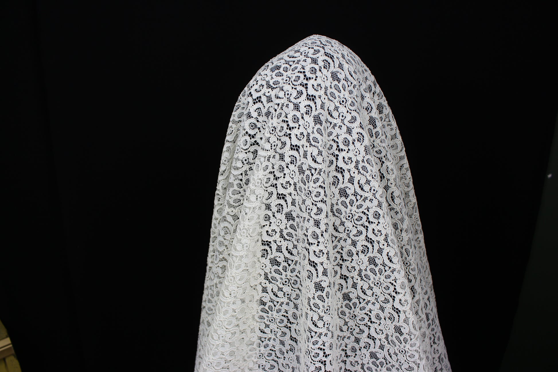 Tissus haute couture. Tissus au mètre pas cher. Tissus pas cher. Acheter tissus au mètre. Tissus français. Tissus de grandes maisons. Tissus haut de gamme. Tissus pour collection. Tissus pour createur. Jeune createur. Laine. Soie. Coton. Lin.