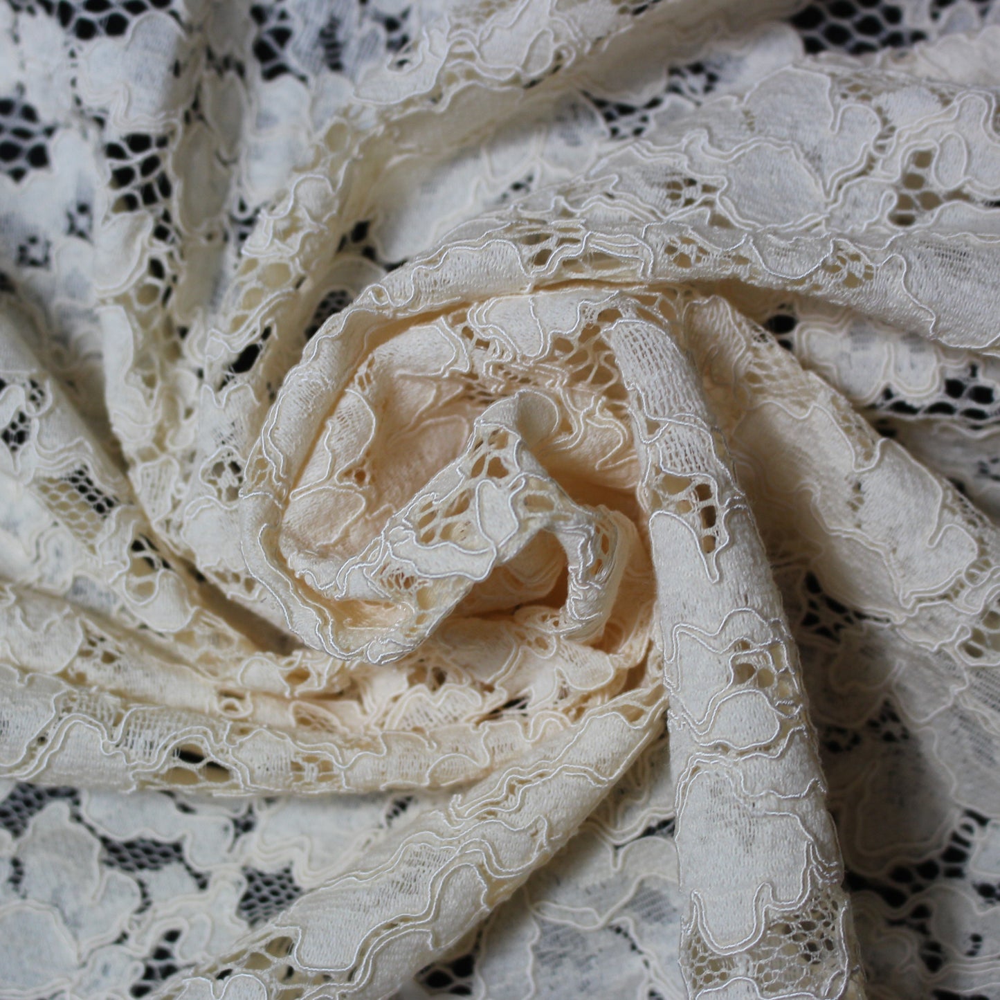 Tissus haute couture. Tissus au mètre pas cher. Tissus pas cher. Acheter tissus au mètre. Tissus français. Tissus de grandes maisons. Tissus haut de gamme. Tissus pour collection. Tissus pour createur. Jeune createur. Laine. Soie. Coton. Lin.