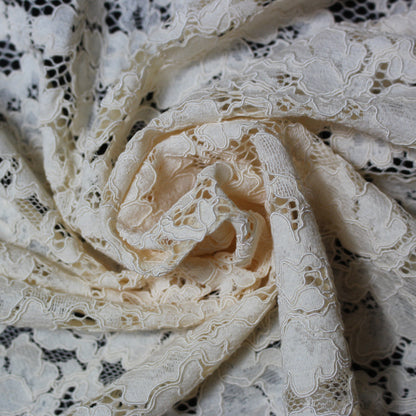 Tissus haute couture. Tissus au mètre pas cher. Tissus pas cher. Acheter tissus au mètre. Tissus français. Tissus de grandes maisons. Tissus haut de gamme. Tissus pour collection. Tissus pour createur. Jeune createur. Laine. Soie. Coton. Lin.