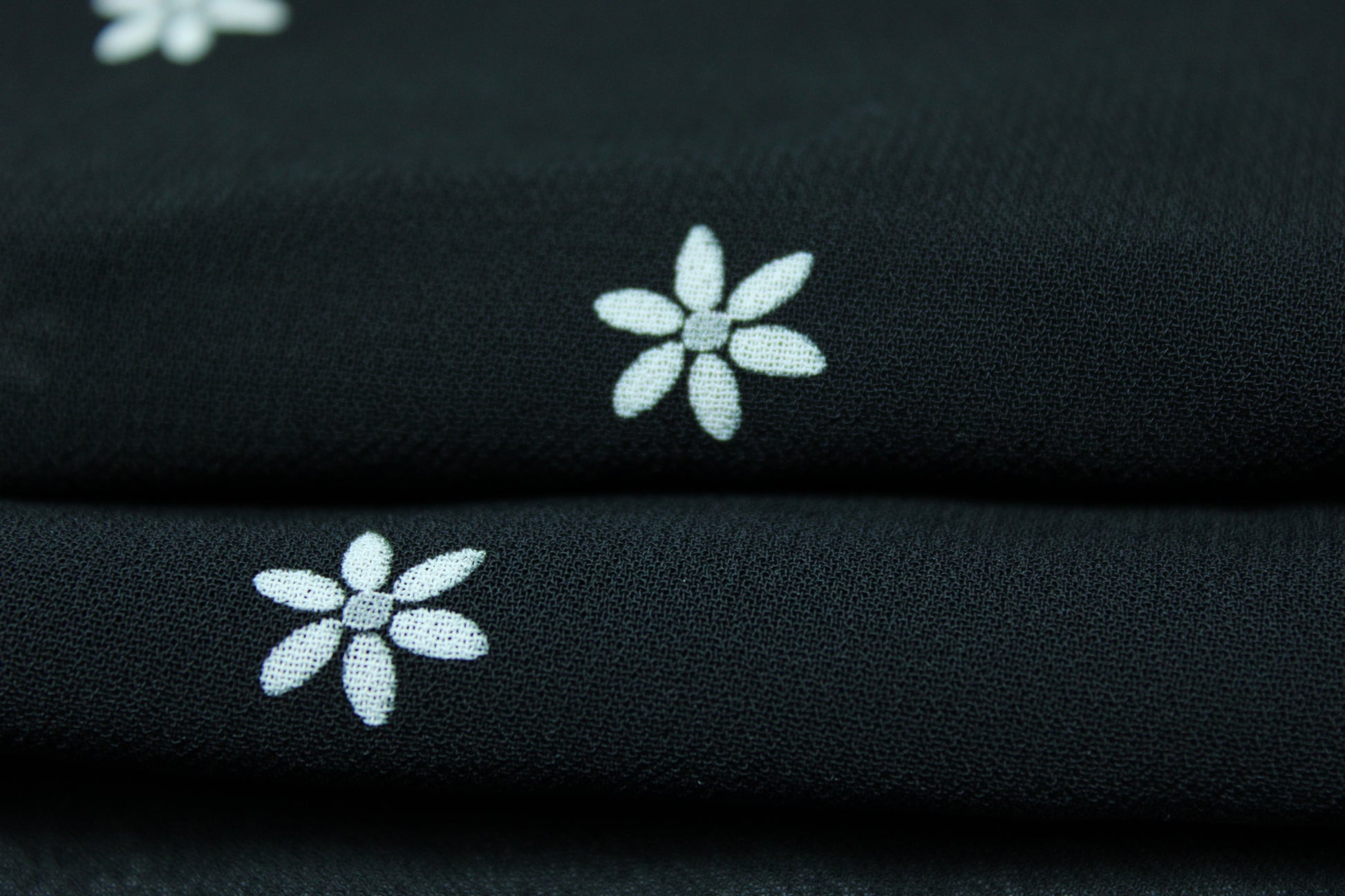 Coupon de 3 mètres - crêpe georgette polyester - imprimé fleurs blanches - photo 2/3 | So Tissus